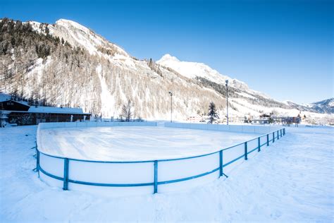 Pista di ghiaccio, giochi di luci, concerti e presepi: lisola dIschia ...